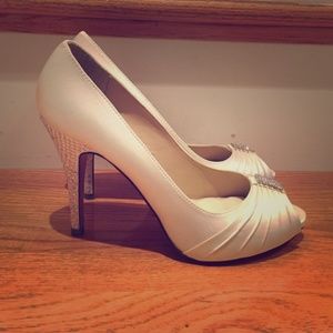 Beautiful ivory silk pumps perfect for a bride
